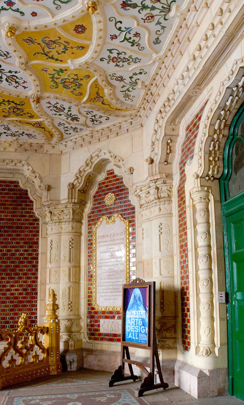 Lechner Ödön és Pártos Gyula, Budapest, Iparművészeti Múzeum, 1891-1896. A bejárat részlete